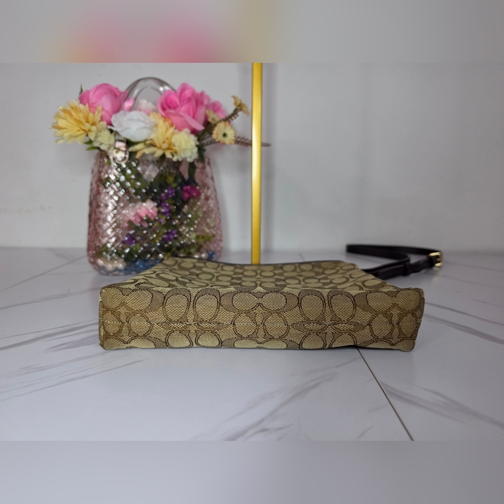 Coach 💕 | Crossbody Tan and Brown Canvas Signature Summer Tote ✨️ - Picture 3 of 8